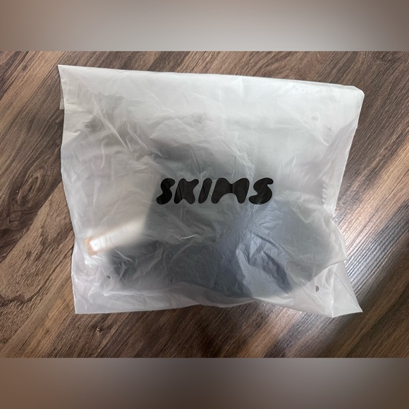 Skims Wireless Form Push-Up Plunge Bra NWT - Picture 2 of 3